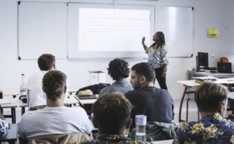 enseignante devant une salle de classe à l'école nationale supérieure maritime