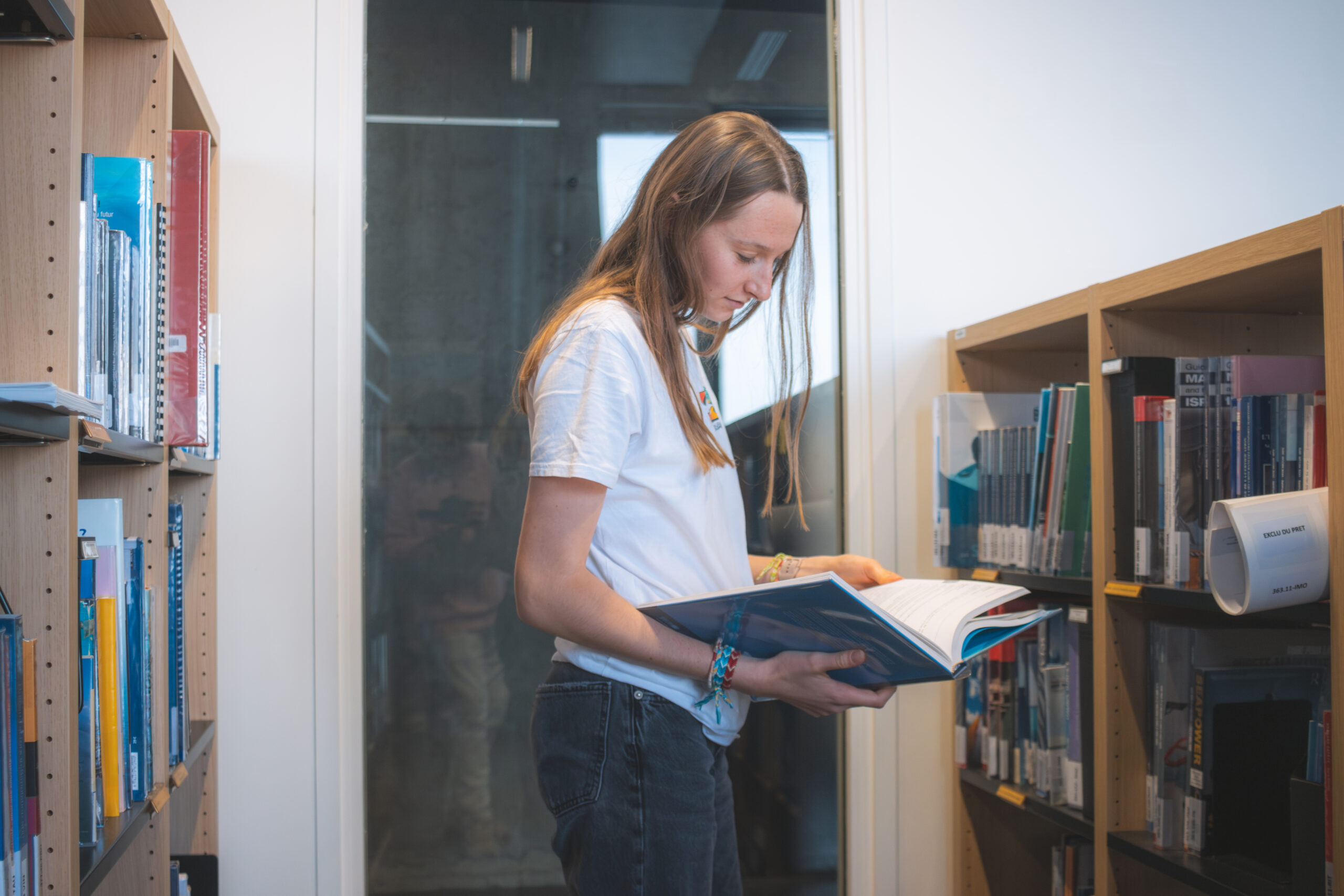 Etudiante ENSM en train de lire un livre